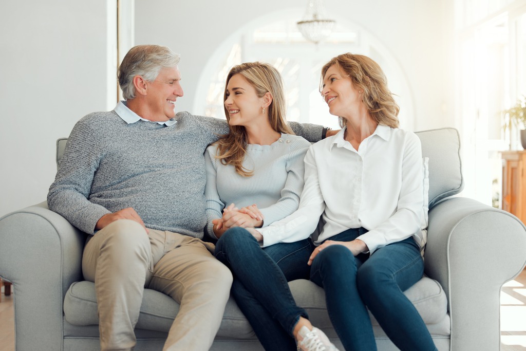 Parents faisant une donation à leur fille
