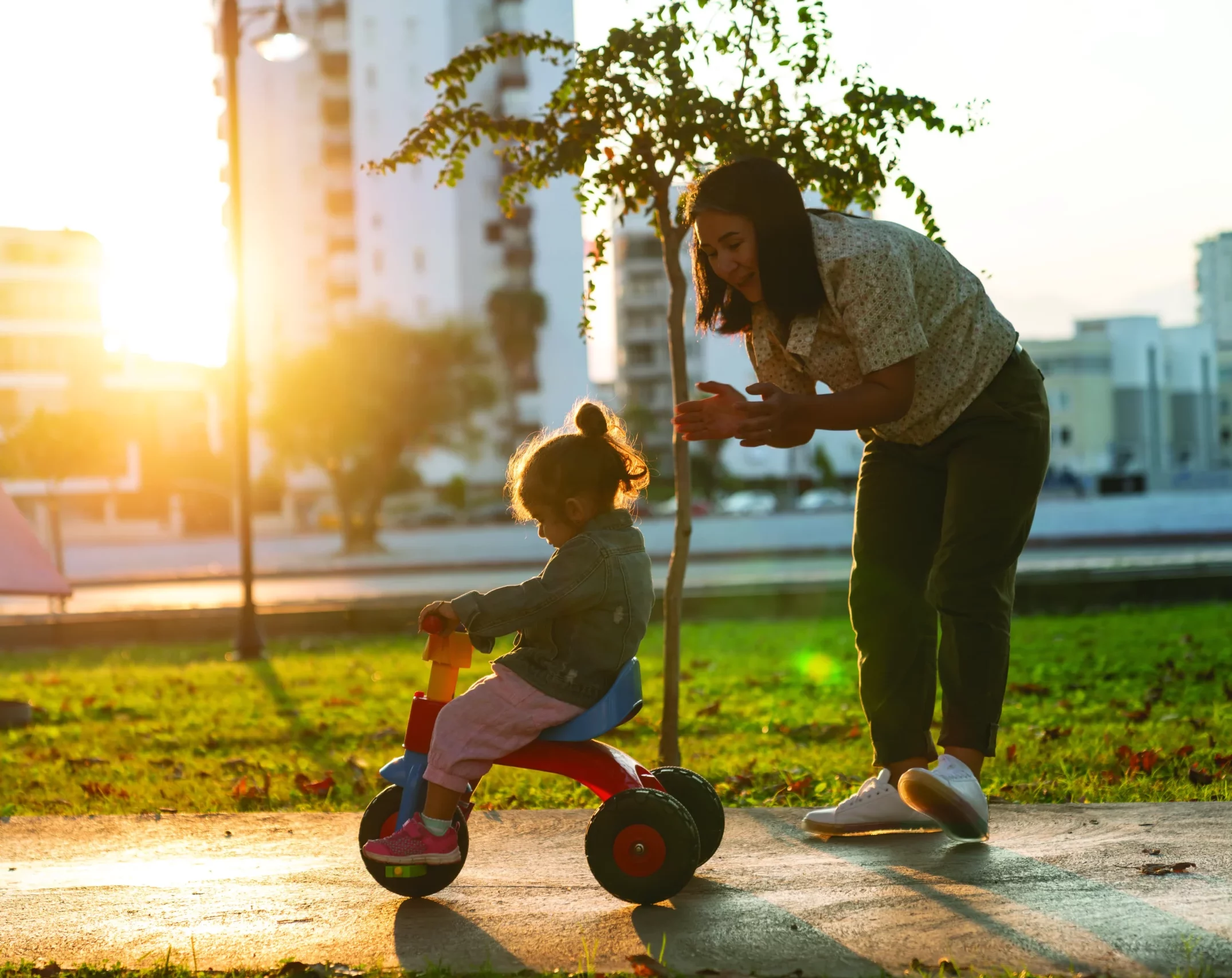 Maman qui joue avec son enfant